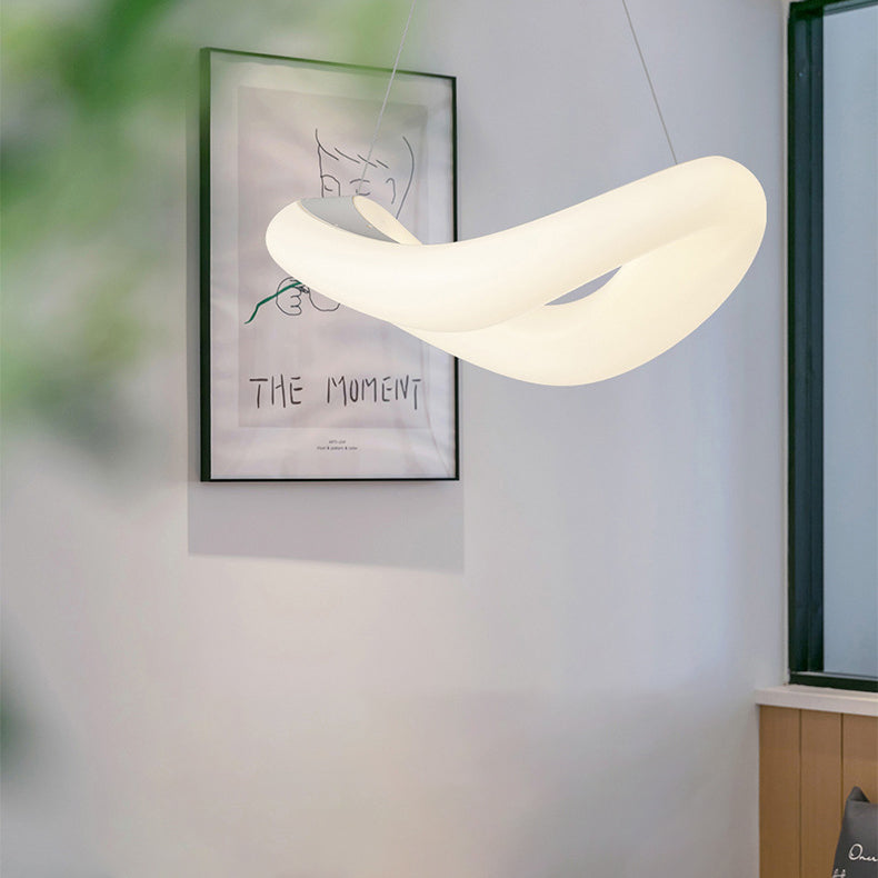 مصباح LED معلق بتصميم عصري بسيط من مادة البولي إيثيلين على شكل حلقة مموجة لغرفة النوم