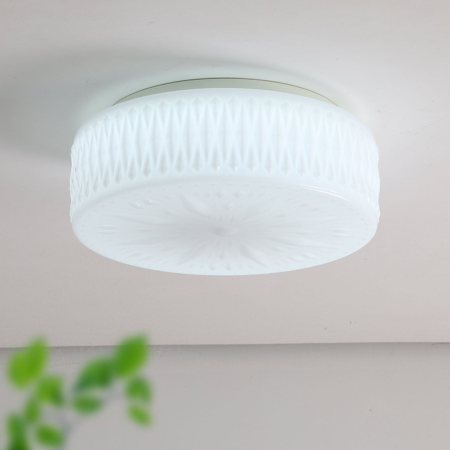 現代的なシンプルさを備えた円筒形の彫刻ガラスLEDフラッシュマウントシーリングライト(リビングルーム用)