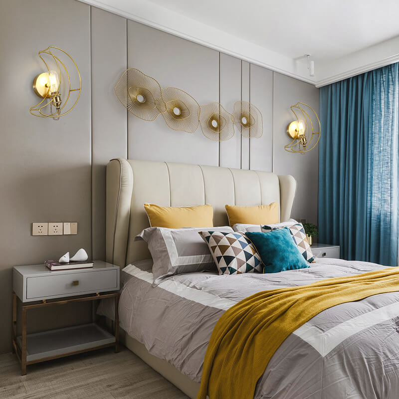 مصباح حائط نحاسي حديث من منتصف القرن بتصميم قمري، مزود بإضاءة واحدة، لغرفة المعيشة