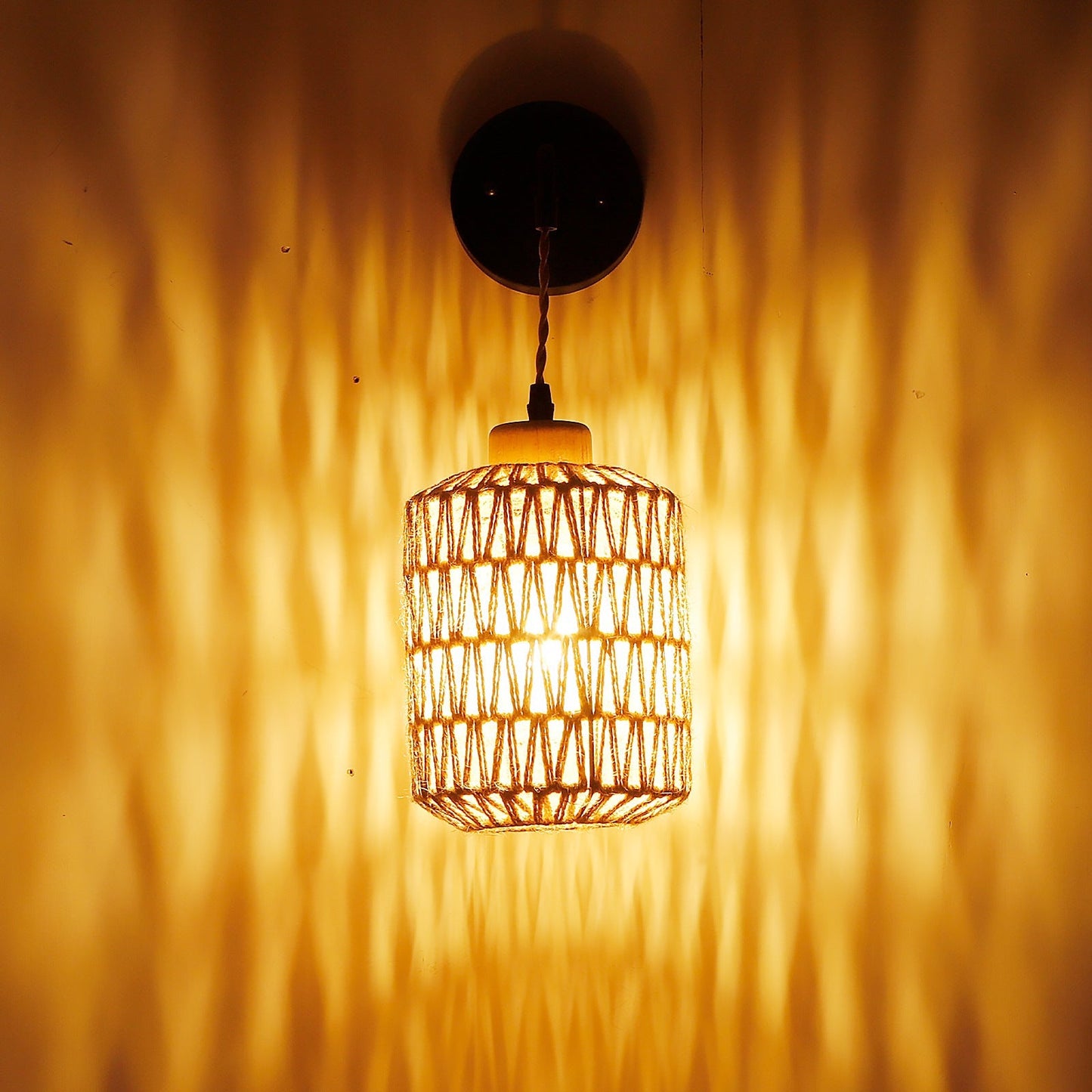 مصباح حائطي تقليدي عتيق على شكل فانوس مصنوع من خشب الروطان والحديد ومصباح واحد لغرفة النوم