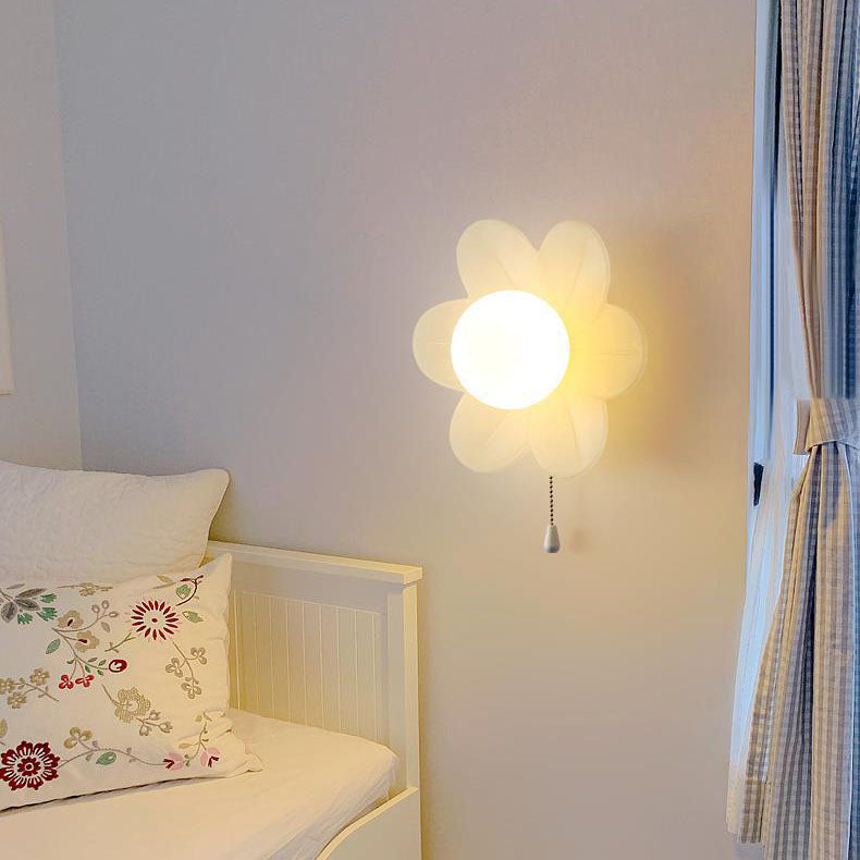 مصباح حائط LED بتصميم زهرة كريمية بسيط وحديث لغرفة النوم