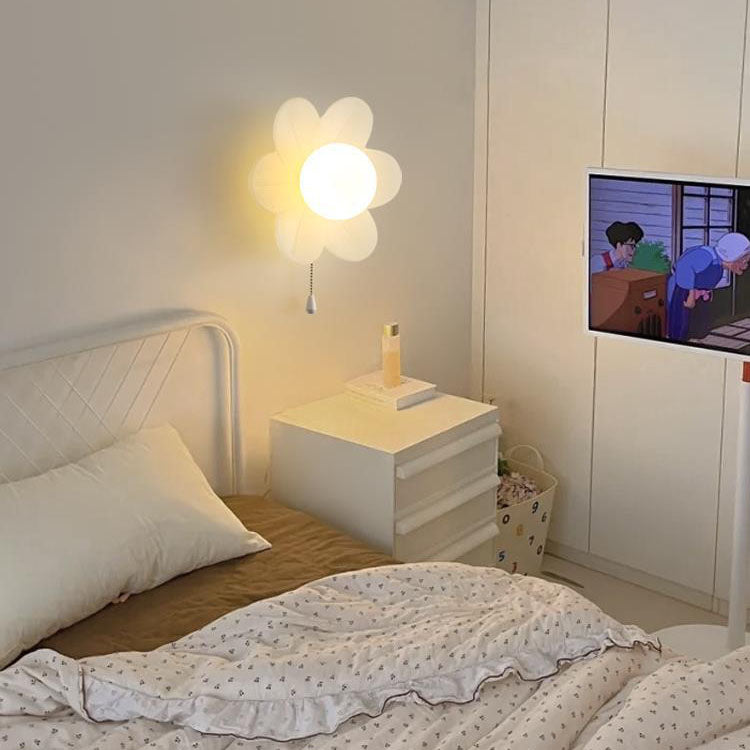 مصباح حائط LED بتصميم زهرة كريمية بسيط وحديث لغرفة النوم