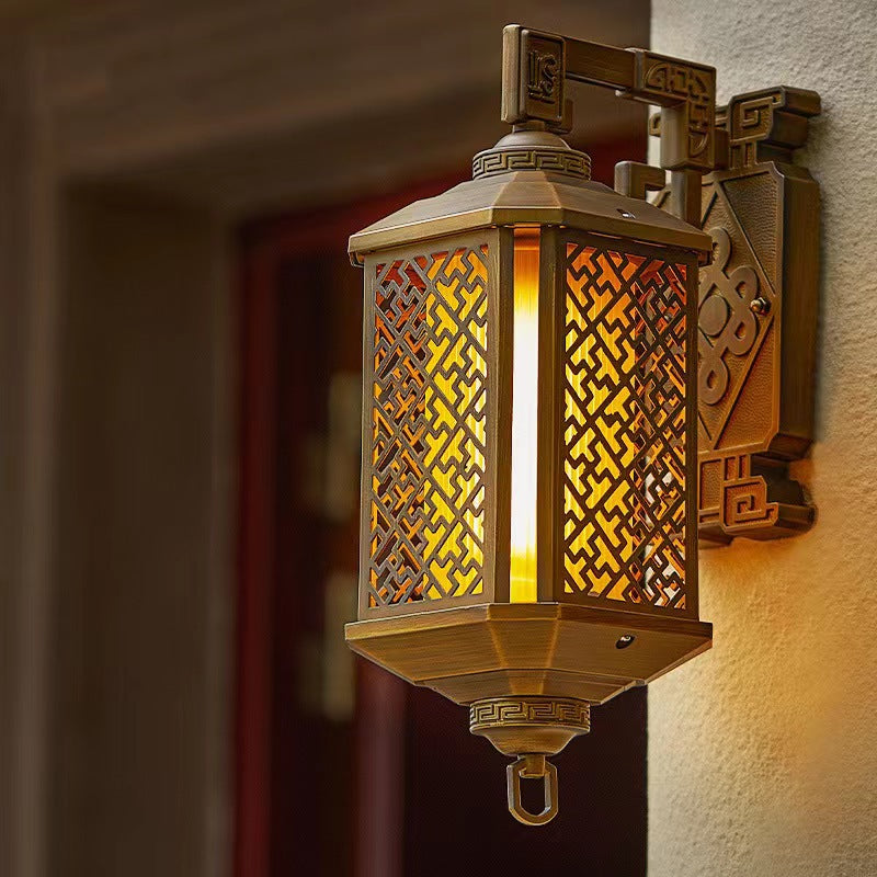 مصباح حائطي صيني تقليدي مصنوع من الألومنيوم المصقول بتصميم منزل باغودا مزود بمصباح واحد للفناء الخارجي