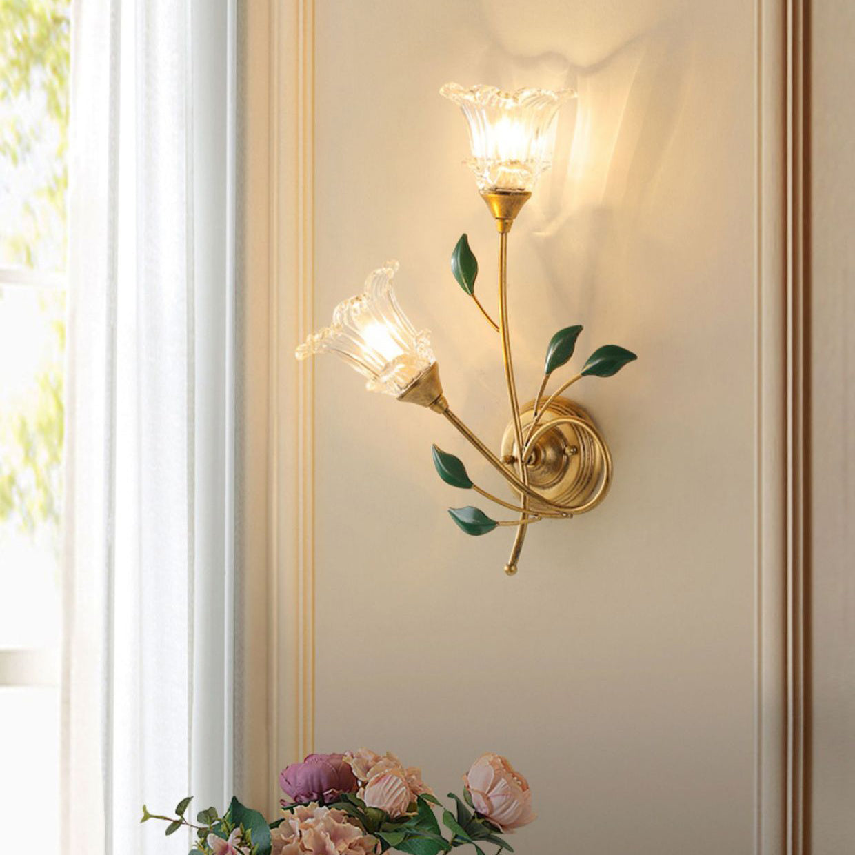 مصباح حائطي تقليدي أوروبي مصنوع من الحديد والكريستال والزجاج على شكل زهرة، مزود بمصباحين لغرفة المعيشة