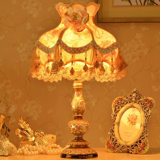 現代的なスカンジナビア彫刻花柄樹脂鉄金属ファブリック1灯テーブルランプ寝室用