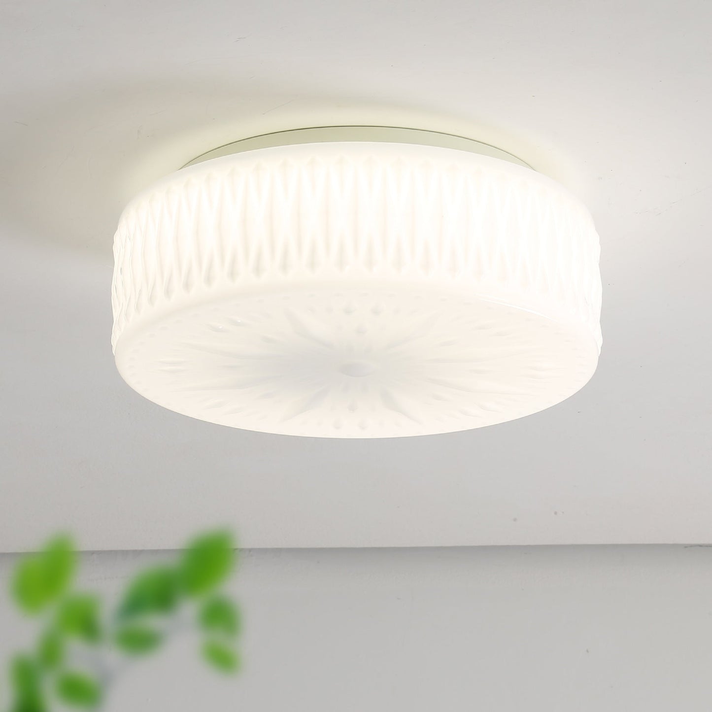 現代的なシンプルさを備えた円筒形の彫刻ガラスLEDフラッシュマウントシーリングライト(リビングルーム用)