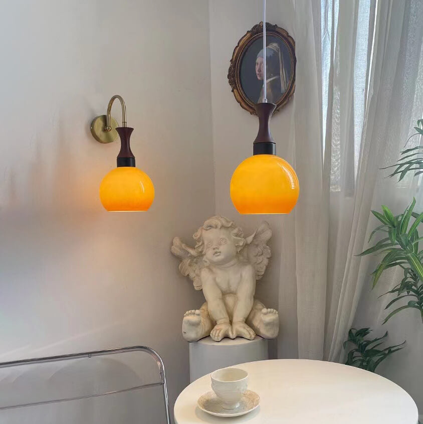 مصباح حائط خشبي عتيق مزود بذراع حديدية وكرة زجاجية ومصباح حائطي واحد