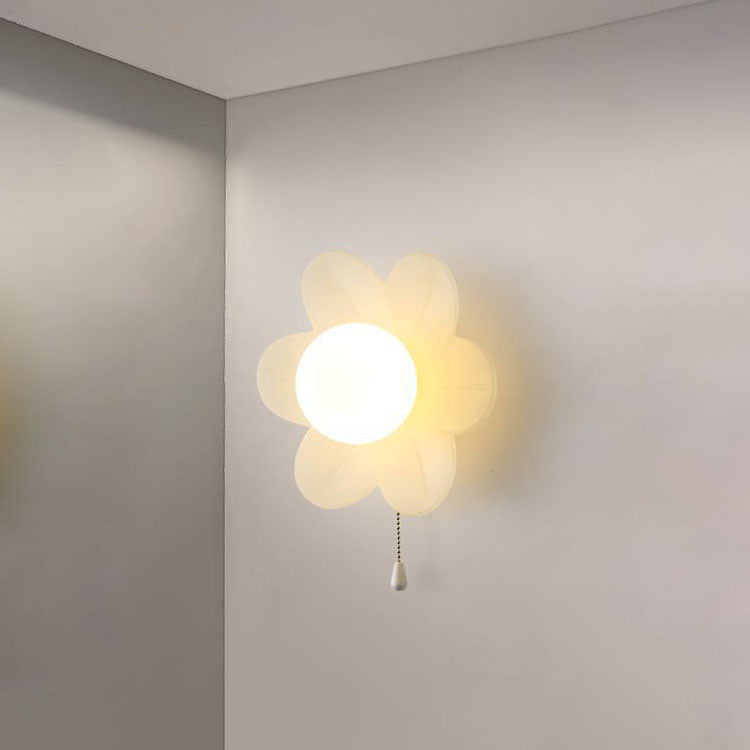 مصباح حائط LED بتصميم زهرة كريمية بسيط وحديث لغرفة النوم