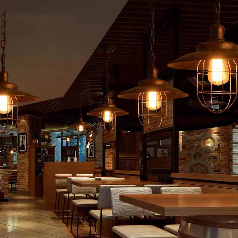 مصباح معلق على شكل قفص فانوس حديدي عتيق من العصر الصناعي، مزود بمصباح واحد