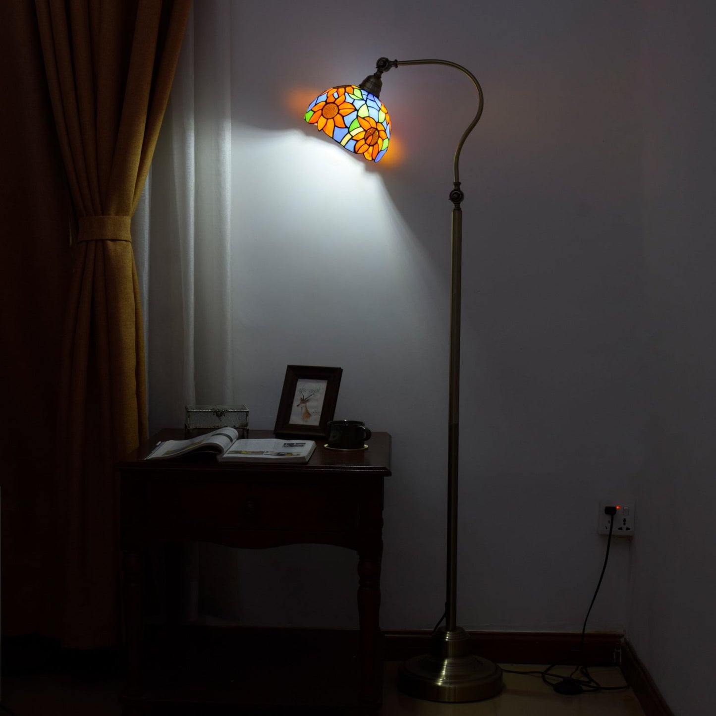 Traditional Tiffany Iron Glss Dome Round Gerbera 1-Light Standing Floor Lamp For Bedside