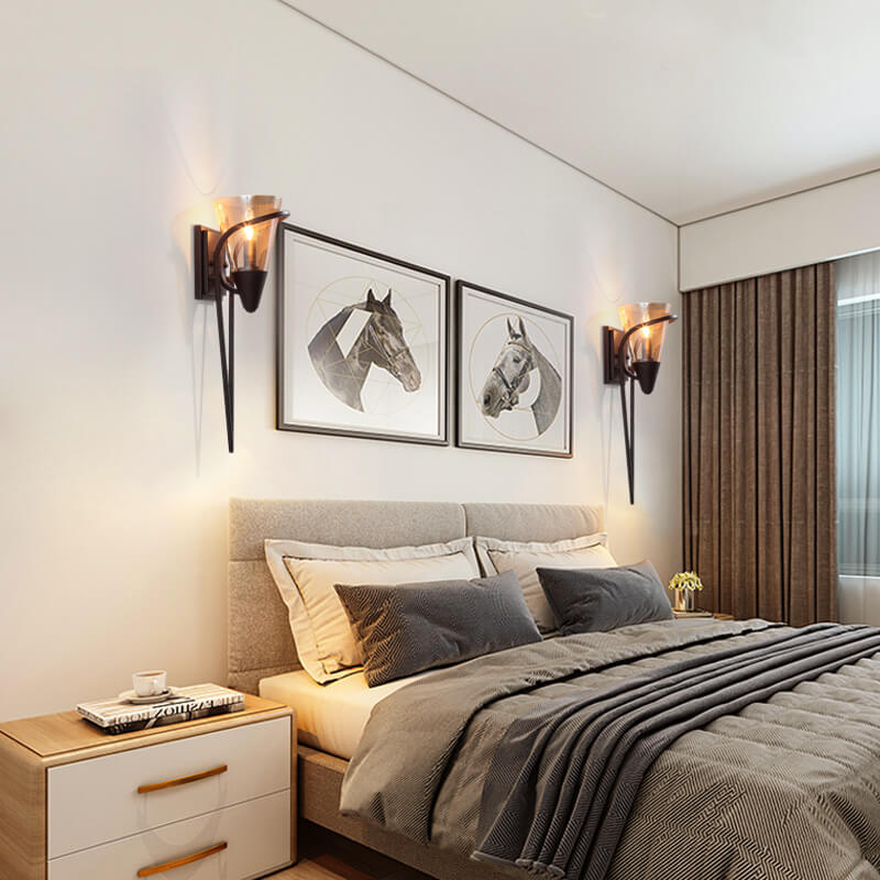 مصباح حائط مخروطي عتيق من الحديد الزجاجي الصناعي مزود بإضاءة واحدة