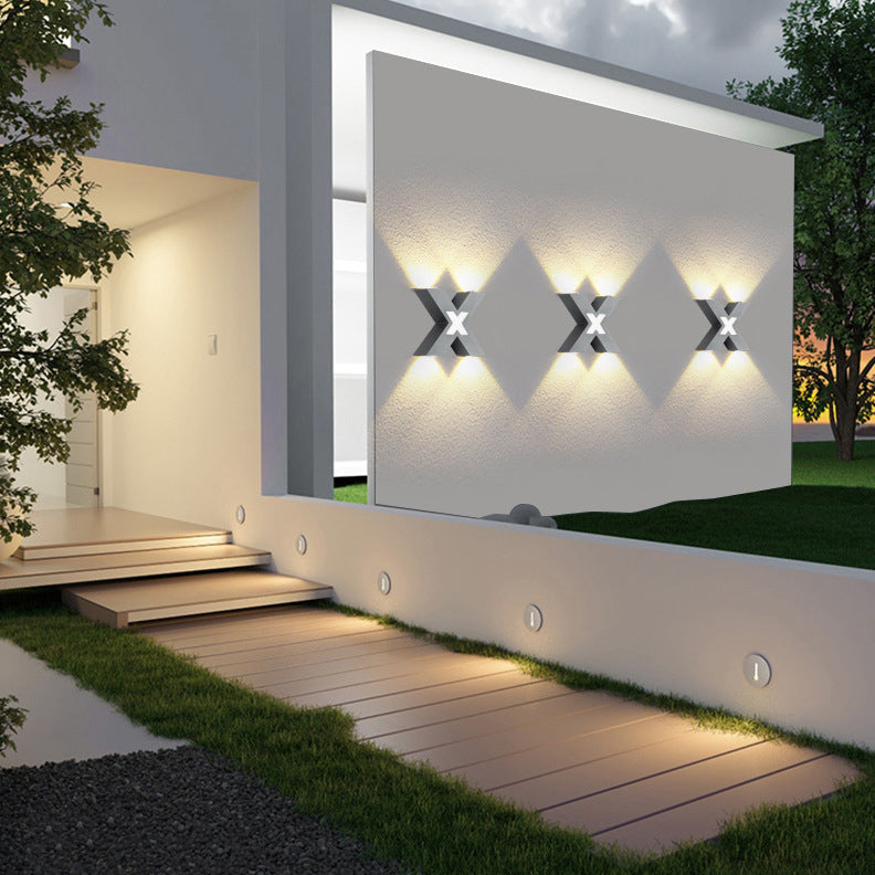 モダンな防水型X字型LED 4灯屋外壁取り付け用燭台ランプ