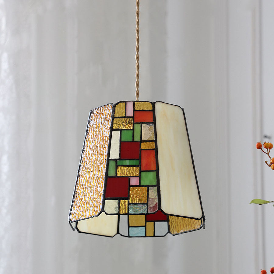 مصباح معلق تقليدي من تيفاني على شكل مستطيل شبه منحرف من النحاس الوردي، مزود بزجاج ملون، ومصباح واحد لغرفة المعيشة