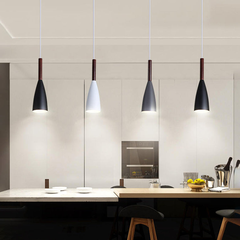 ダイニングルームに最適な、現代的なスカンジナビア風ラウンドテーパード木製アイアン3灯アイランドライトシャンデリア