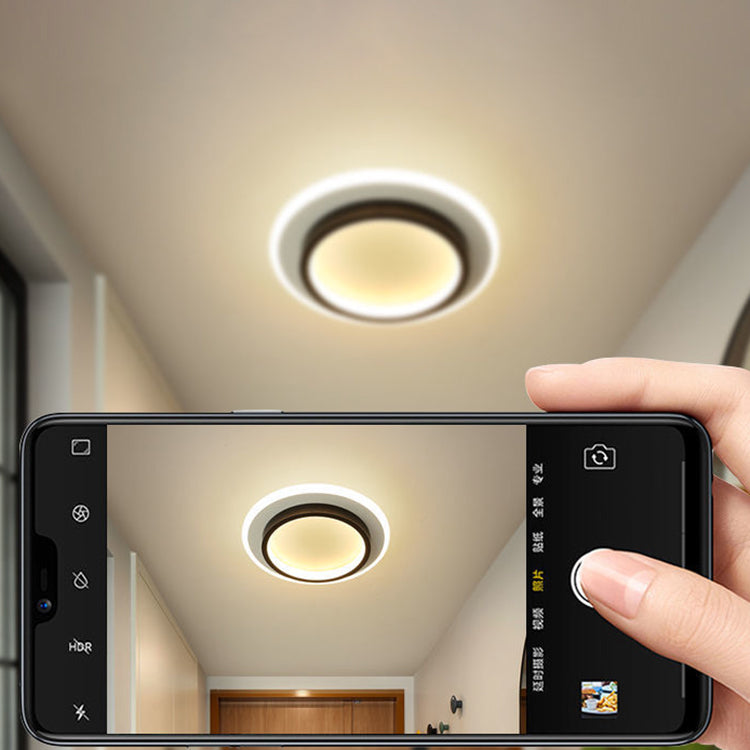 مصباح سقف LED معدني هندسي معاصر من الحديد بتصميم اسكندنافي، يُثبّت في الردهة