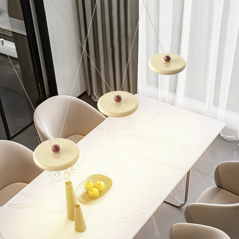 ダイニングルームに最適な、現代的なスカンジナビア風アイアンディスクアクリルLEDアイランドライトシャンデリア