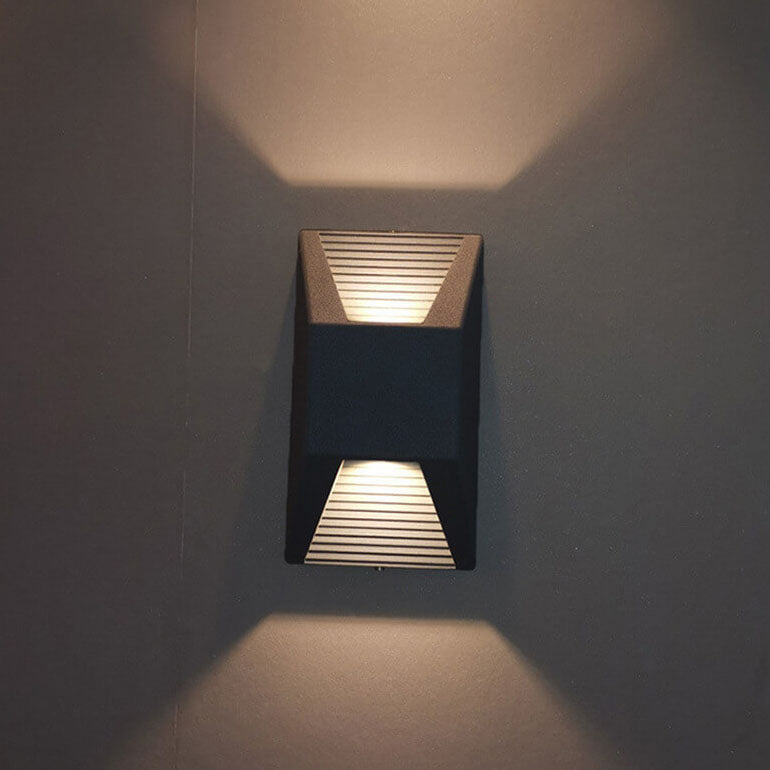 مصابيح حائط LED مقاومة للماء بتصميم هندسي عصري خارجي