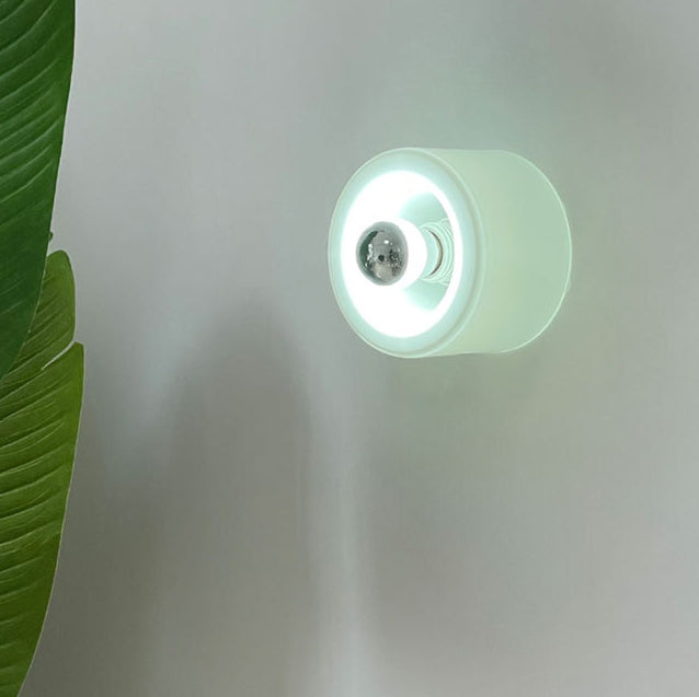 مصباح حائط دائري حديث من منتصف القرن مصنوع من الحديد والزجاج، مزود بإضاءة واحدة، لغرفة المعيشة