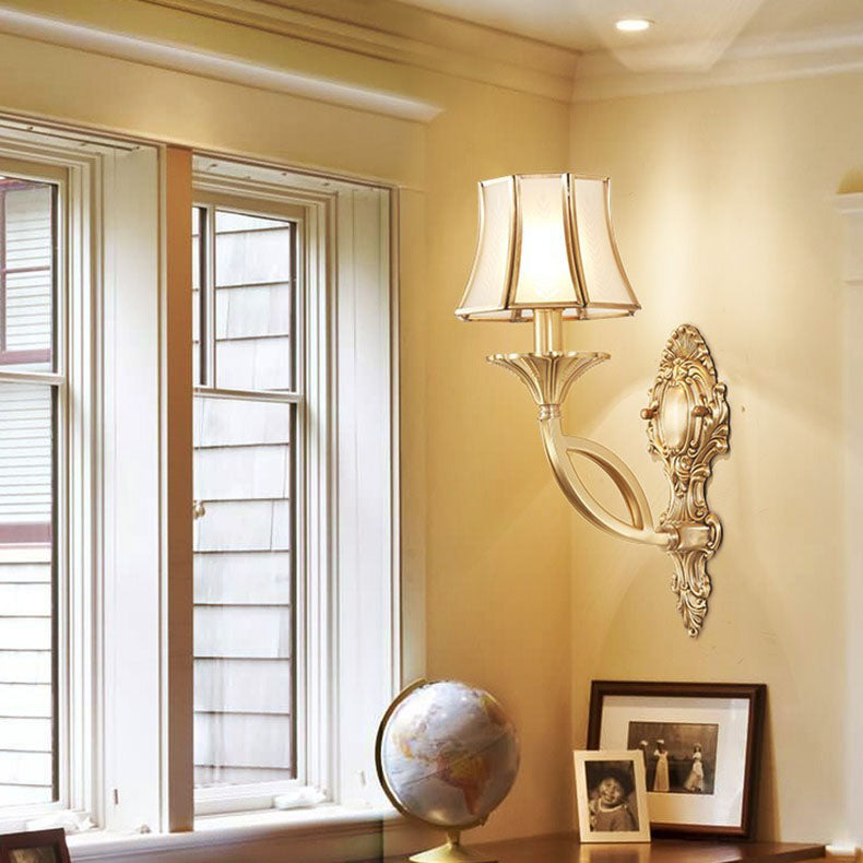 مصباح حائطي تقليدي أوروبي سداسي الشكل من زجاج القمح والنحاس بنصف ضوء لغرفة المعيشة