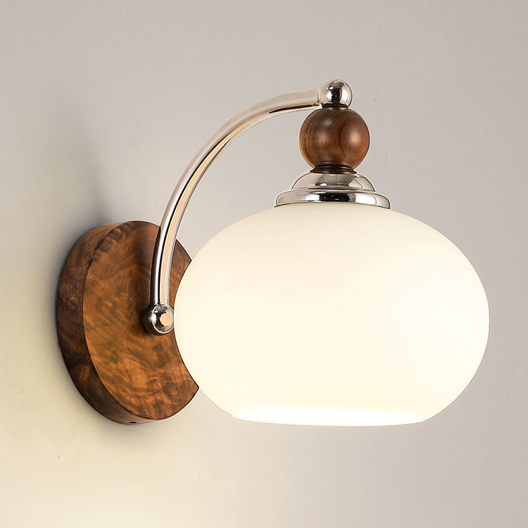 مصباح حائطي تقليدي عتيق على شكل فانوس خشبي وحديدي وزجاجي بإضاءة واحدة لغرفة النوم