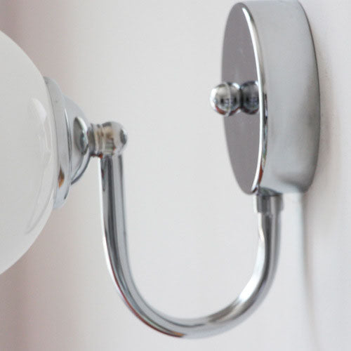 مصباح حائطي ياباني عتيق مصنوع من الزجاج المستدير وذراع منحني من الكروم مزود بمصباح واحد