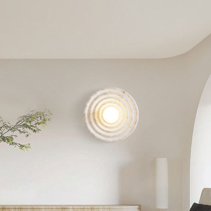 مصباح حائط دائري من الراتينج بتصميم عصري بسيط مزود بمصباح واحد