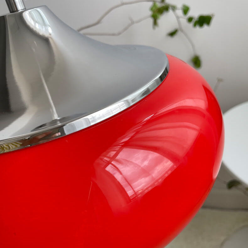 مصباح معلق عتيق بقبة زجاجية حمراء اللون مزود بمصباح واحد