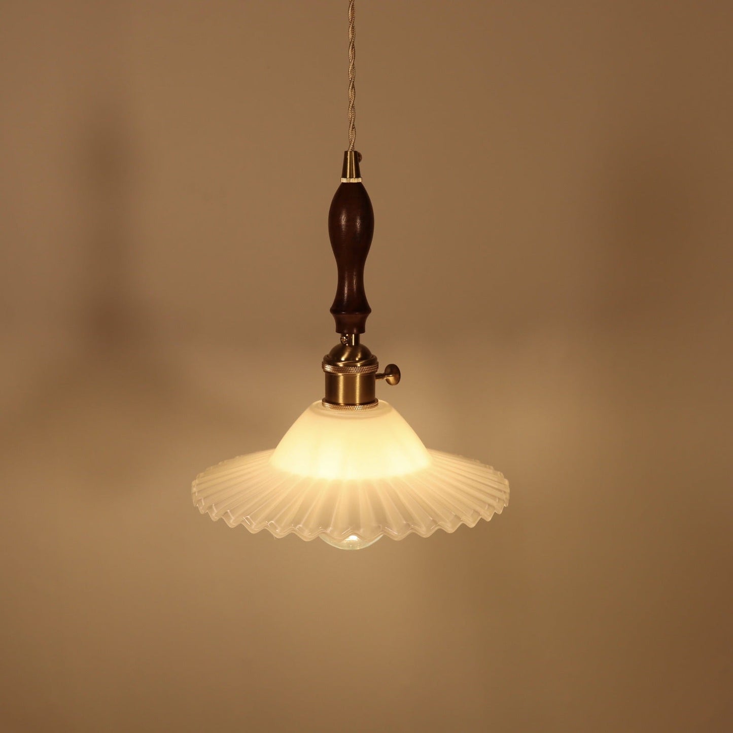 مصباح معلق دائري تقليدي ياباني مصنوع من الخشب المطوي والزجاج، مزود بمصباح واحد لغرفة المعيشة