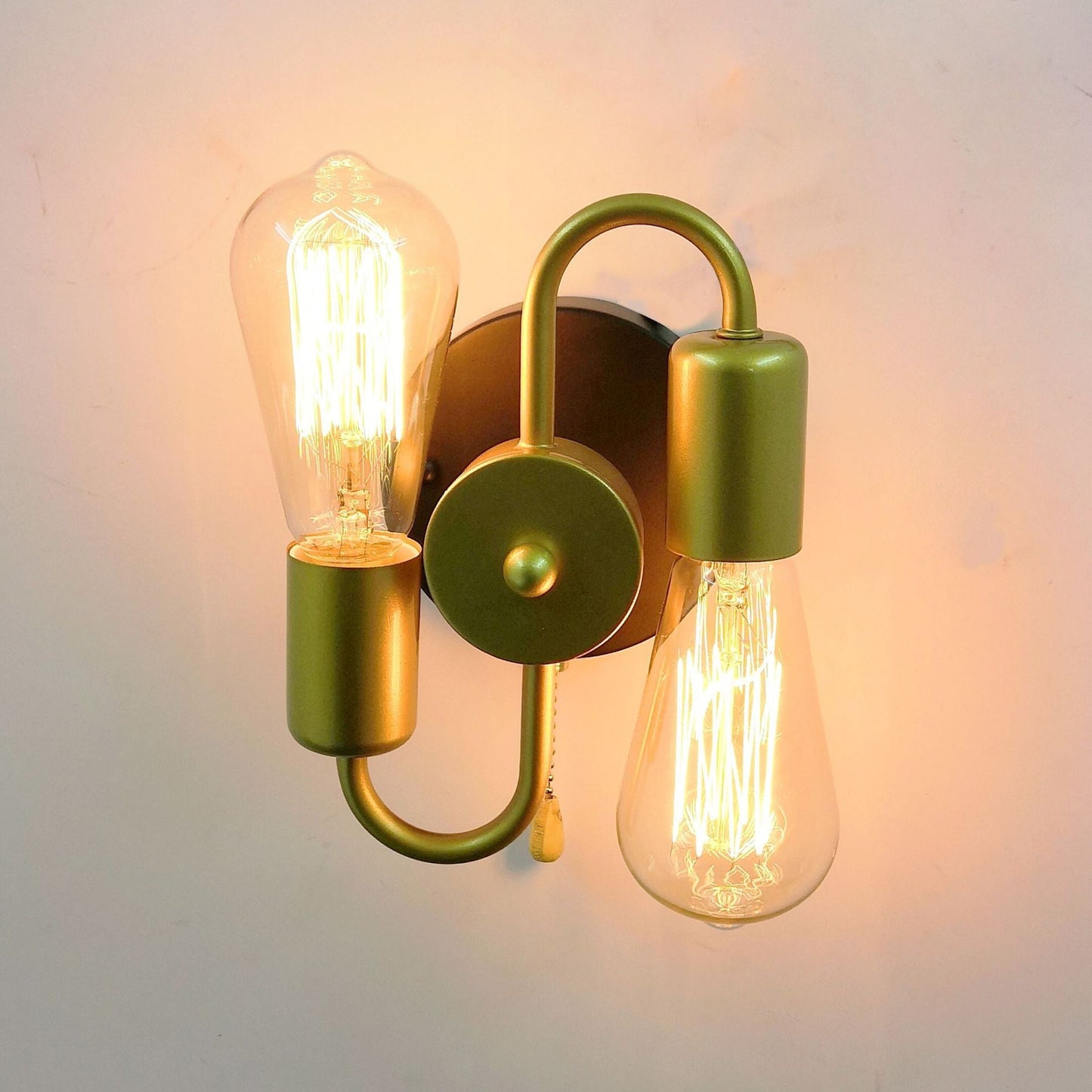 مصباح حائطي معاصر متناسق ومبتكر من الحديد الصناعي مزود بمصباحين