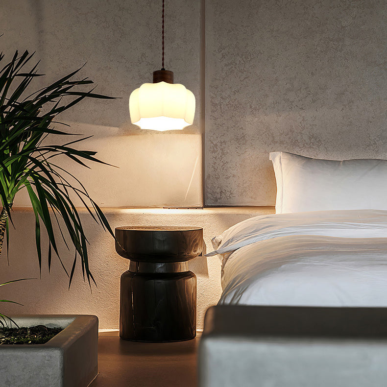 مصباح معلق عصري بسيط من خشب الجوز على شكل قبة جرسية زجاجية، مزود بمصباح واحد لغرفة الطعام