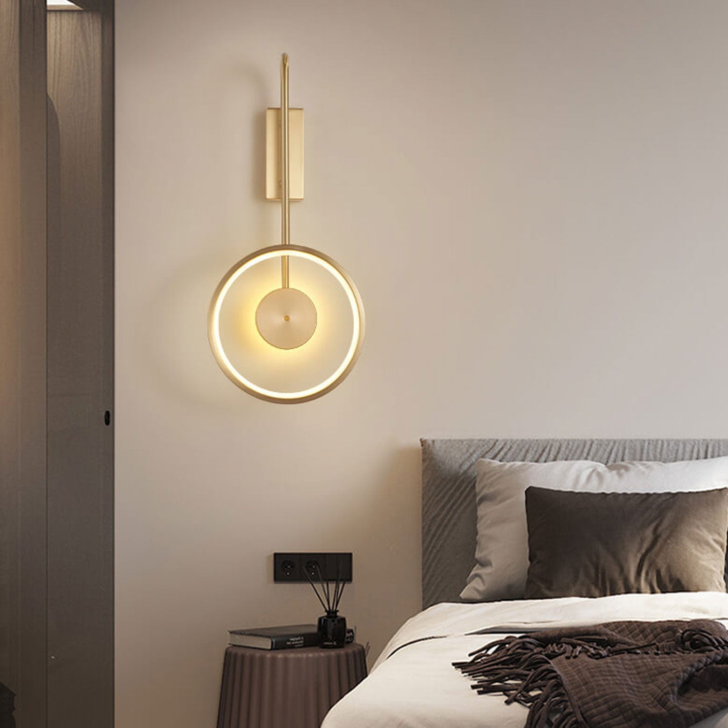 مصباح حائط LED فاخر بذراع منحني دائري من النحاس بالكامل