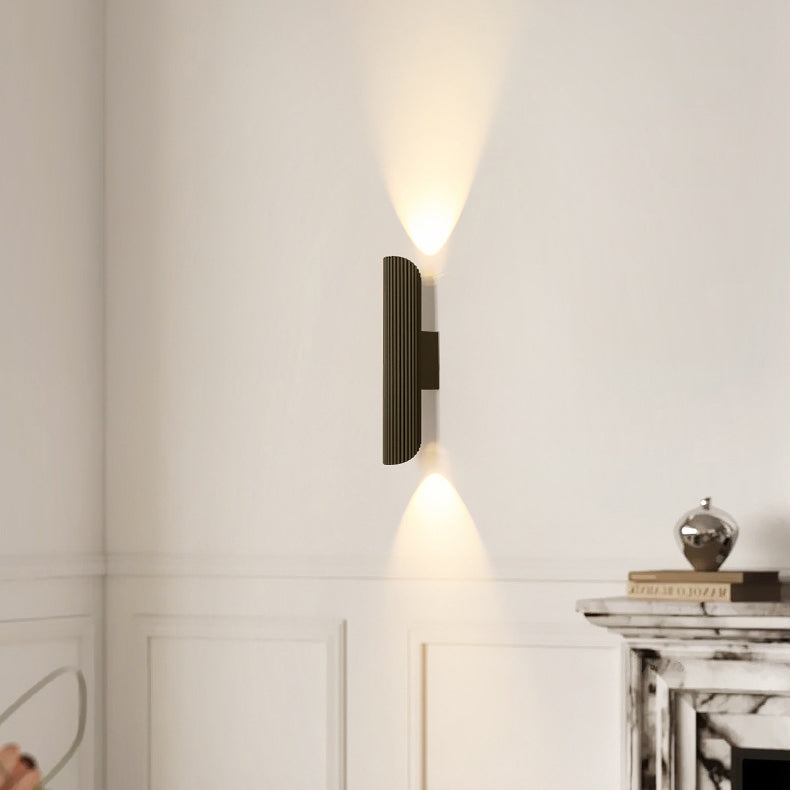 مصباح حائط LED بتصميم أسطواني معاصر من الحديد والألومنيوم بتصميم نورديك لوضعه بجانب السرير