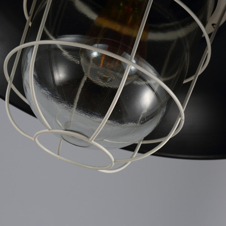 مصباح معلق تقليدي على شكل وعاء دائري من الحديد، مزود بمصباح واحد لغرفة المعيشة