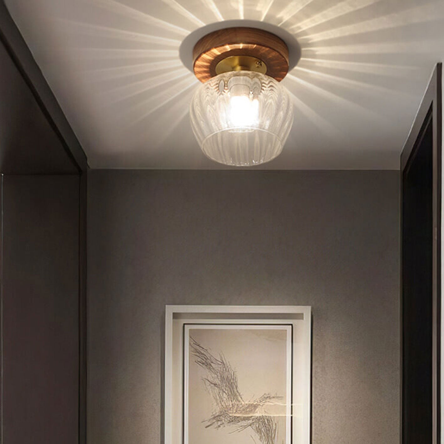 مصباح سقف حديث بقبة زجاجية وقاعدة خشبية ووحدة إضاءة واحدة وتركيب شبه مسطح