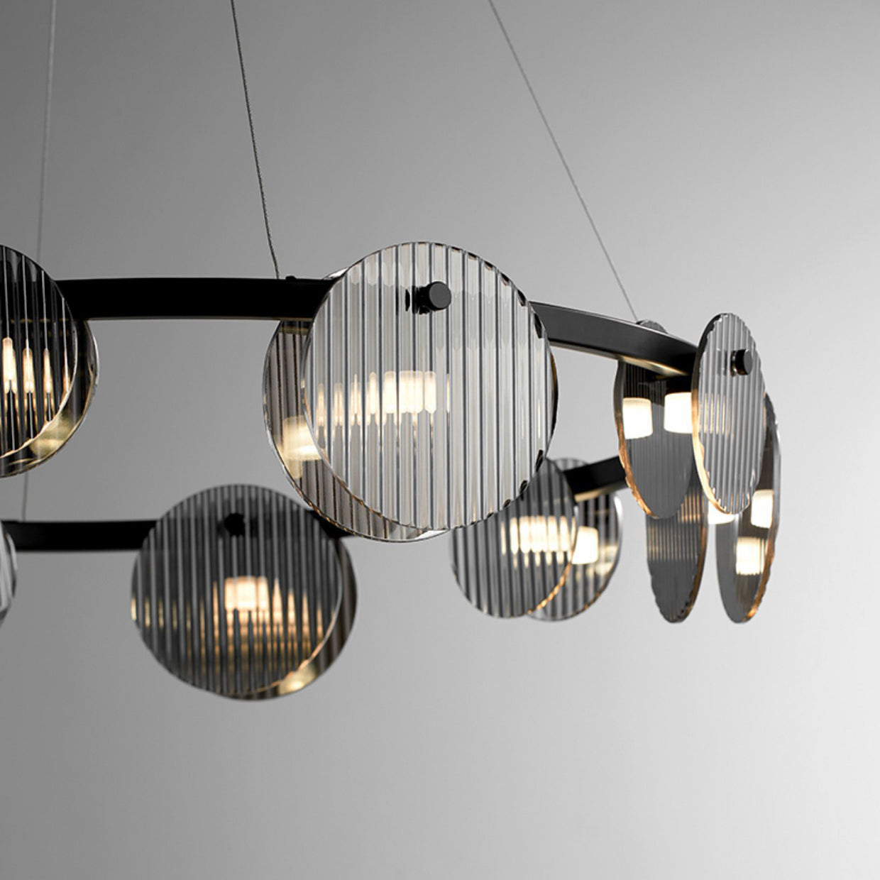 ثريا LED معدنية زجاجية بتصميم عصري بسيط لغرفة المعيشة