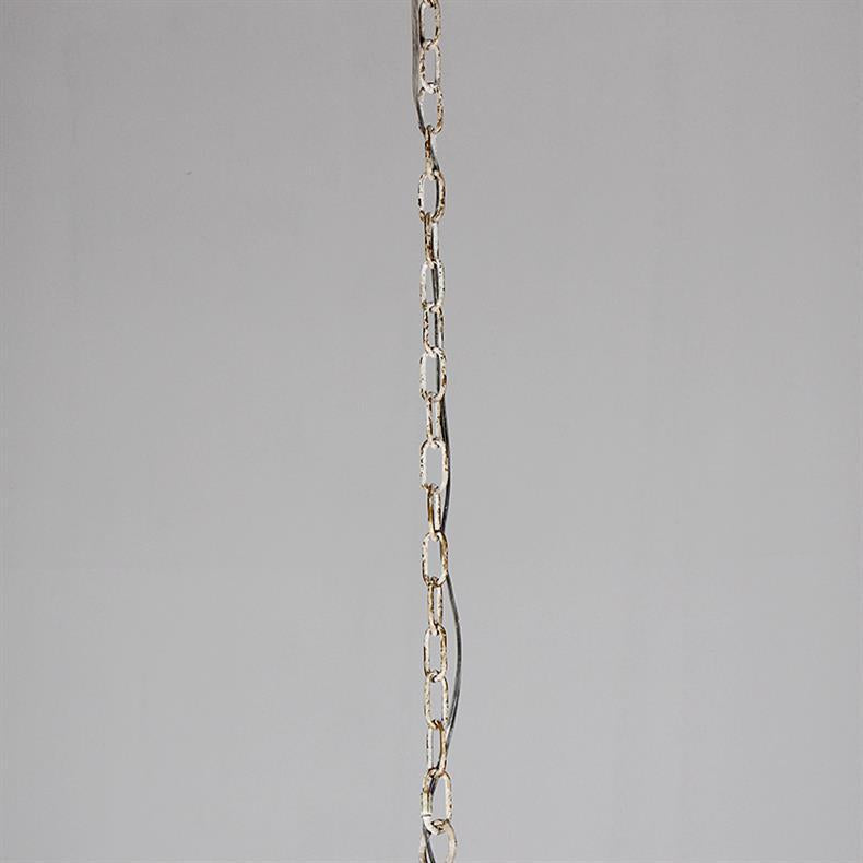 伝統的で素朴なアンティーク調の白い彫刻が施された木製梁と六角形の鉄製6灯シャンデリア(リビングルーム用)