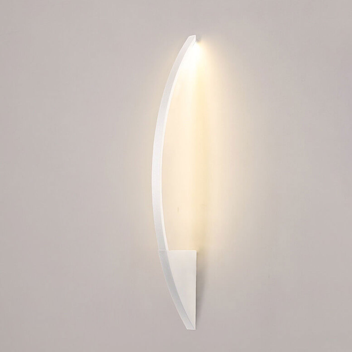 مصباح حائط LED من الحديد الأكريليكي بتصميم قوسي بسيط على الطراز الاسكندنافي
