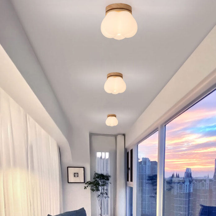 مصباح سقف حديث من الخشب الكريمي السحابي، بقاعدة دوارة، مزود بمصباح واحد، وتركيب شبه مسطح