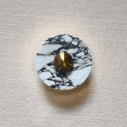 リビングルームに最適な、現代的なスカンジナビア風ラウンドメタルマーブルLEDウォールスコンスランプ