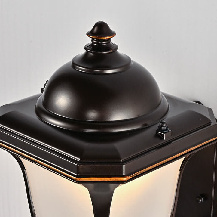 مصباح حائط خارجي مقاوم للماء مصنوع من الألومنيوم والزجاج على شكل قبعة من القش بتصميم أوروبي مزود بمصباح واحد