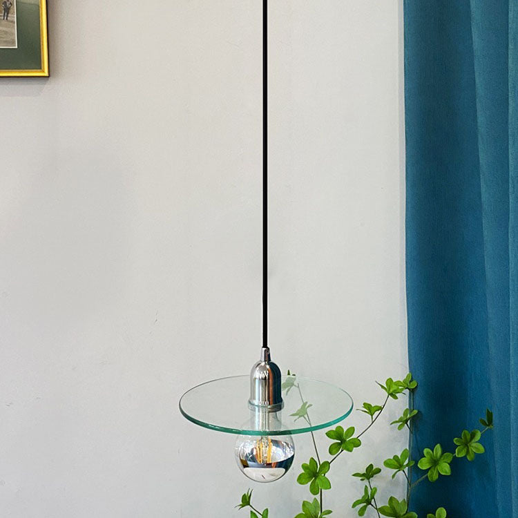 مصباح معلق حديث من منتصف القرن مصنوع من الحديد والزجاج على شكل قرص دائري، مزود بمصباح واحد لغرفة المعيشة