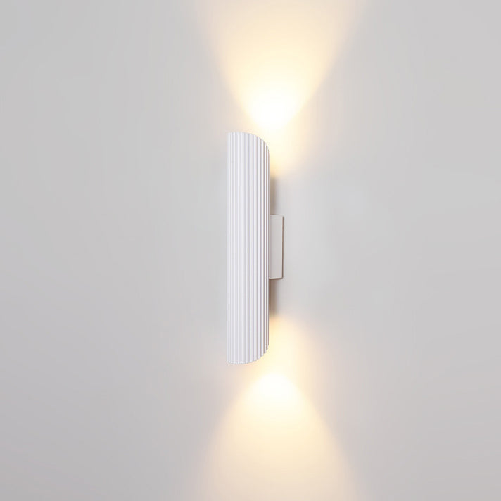 مصباح حائط LED بتصميم أسطواني معاصر من الحديد والألومنيوم بتصميم نورديك لوضعه بجانب السرير