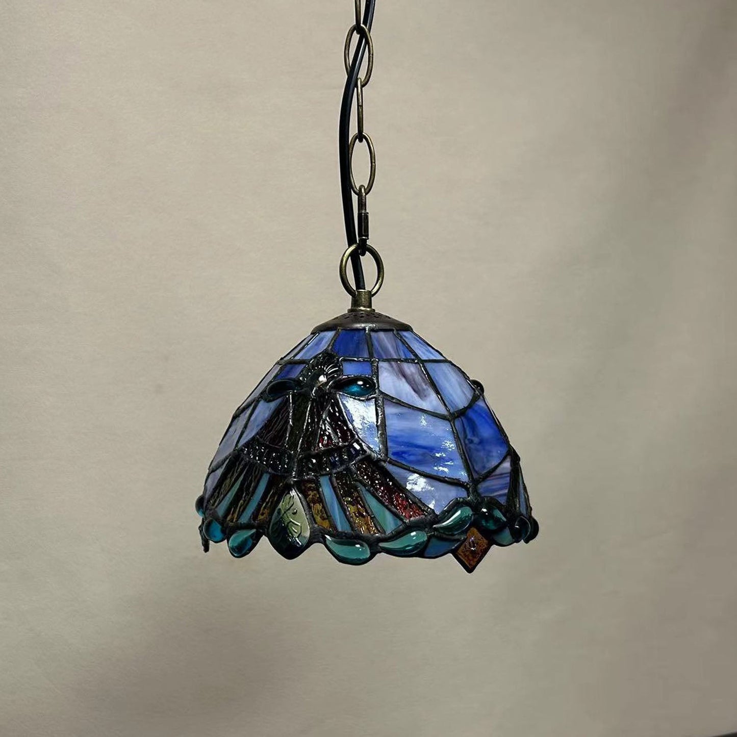 مصباح معلق تقليدي من تيفاني بتصميم قبة دائرية من بتونيا باروكية من الزجاج الملون بالزنك، مزود بمصباح واحد لغرفة المعيشة