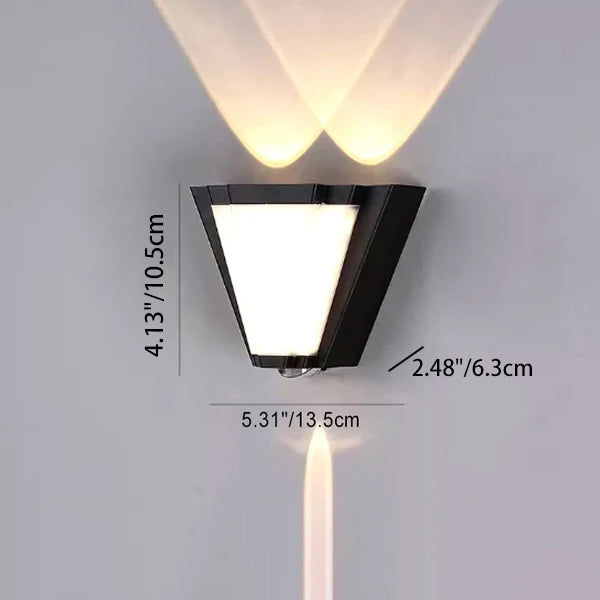 مصباح حائط LED مثلث الشكل مصنوع من الألومنيوم والأكريليك المقاوم للماء بتصميم عصري بسيط للفناء الخارجي