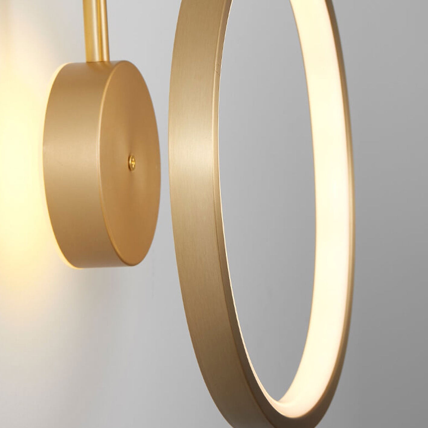مصباح حائط LED فاخر بذراع منحني دائري من النحاس بالكامل