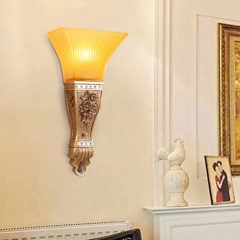 مصباح حائطي بتصميم أوروبي عتيق مصنوع من الراتنج المنحوت على الزجاج ومُضاء بضوء واحد