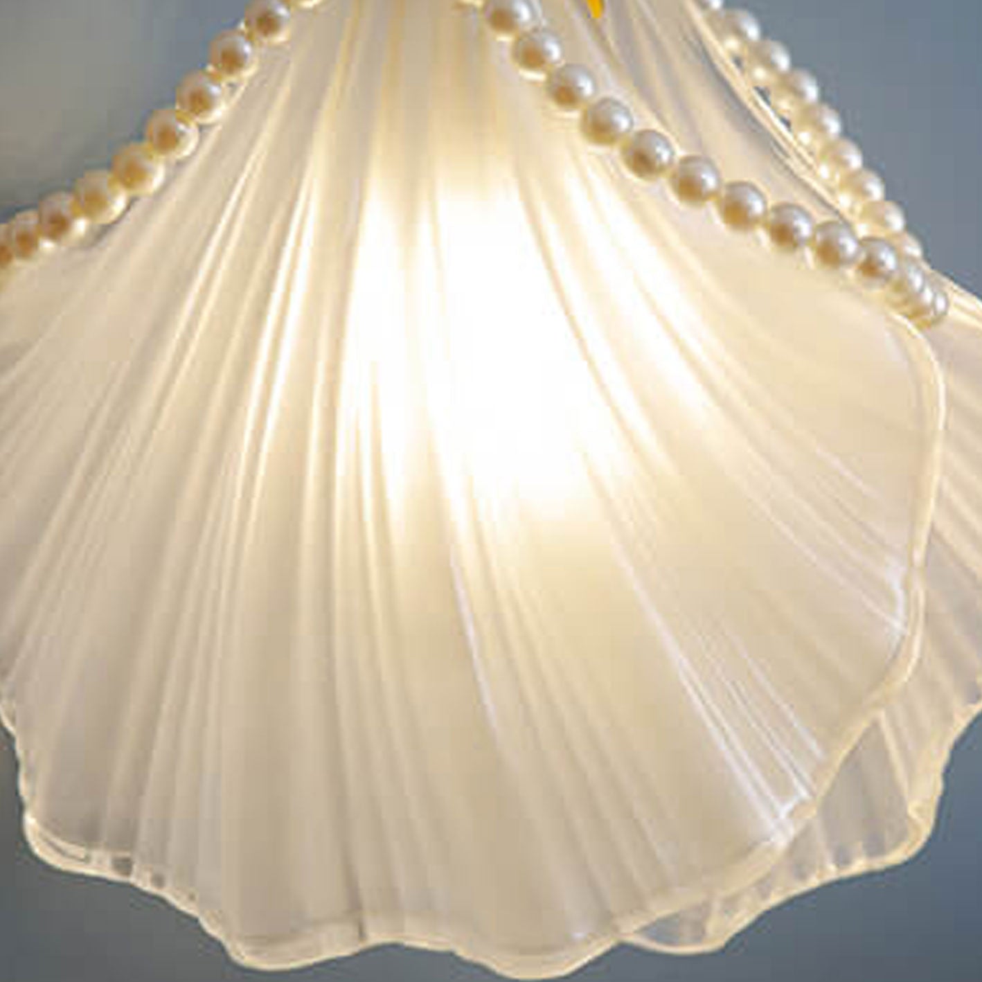مصباح معلق فاخر من لؤلؤة صدفية من Creative Light مزود بمصباح واحد