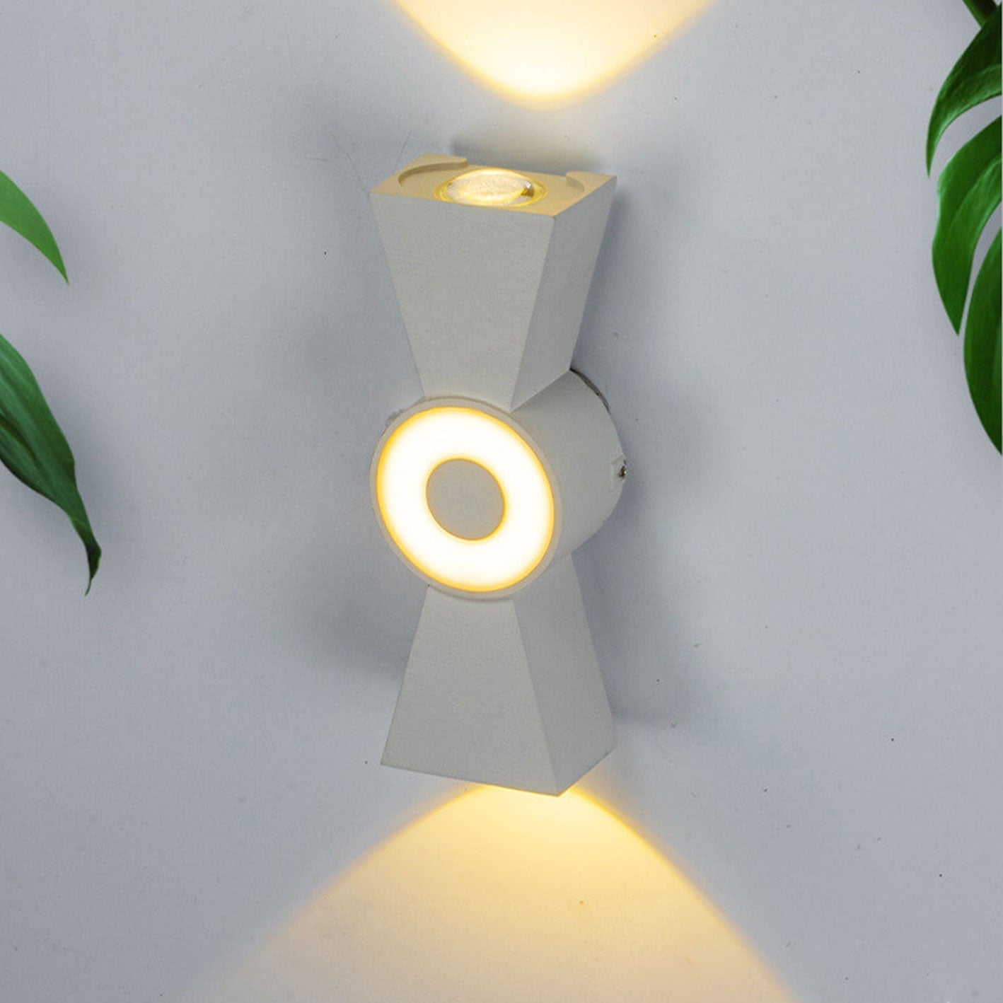 مصباح حائطي إبداعي خارجي بإضاءة LED للأعلى والأسفل ومقاوم للماء للفناء
