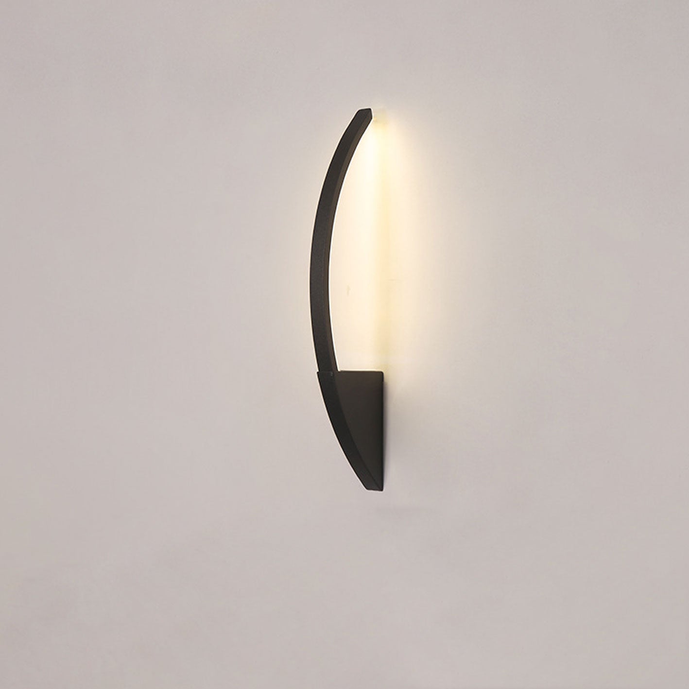 مصباح حائط LED من الحديد الأكريليكي بتصميم قوسي بسيط على الطراز الاسكندنافي