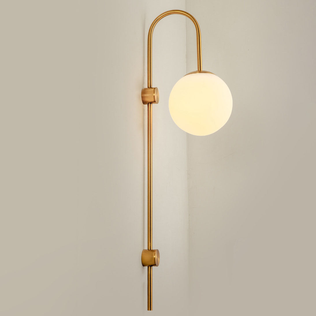 مصباح حائطي طويل ذو عمود دائري زجاجي بسيط على الطراز الاسكندنافي، مزود بمصباح واحد